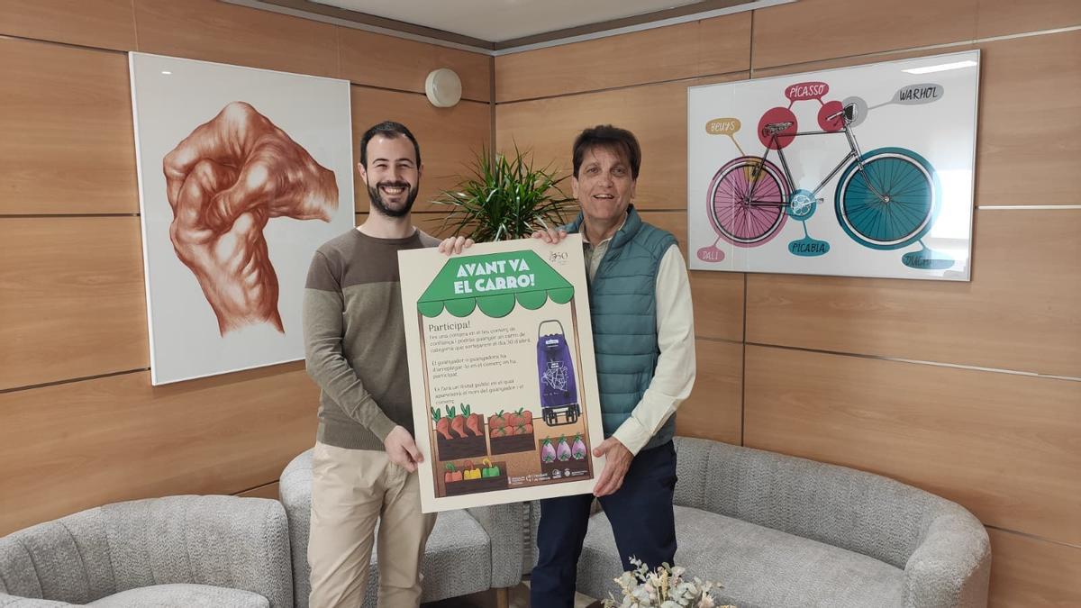 El concejal de Cultura y el alcalde de Alzira, con el cartel de la campaña "Avant va el carro!".