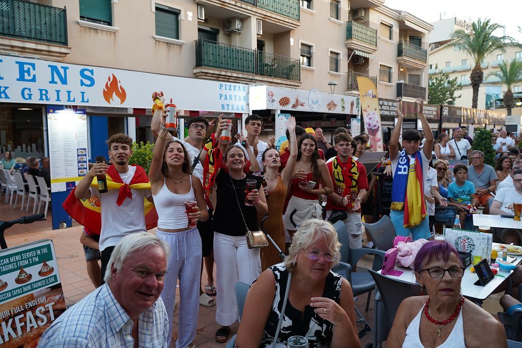 Un grupo de aficionados ingleses sigue la final desde Los Alcázares