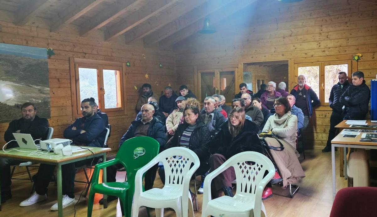 Asistentes a la asamblea de Plataforma contra a mina de Coéns.
