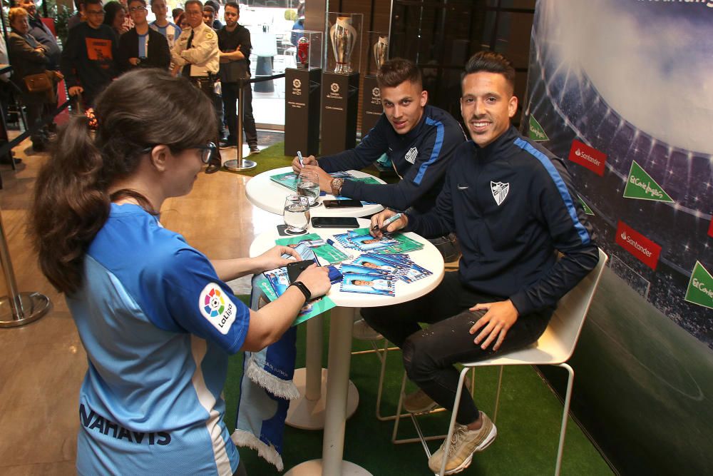 Sesión de firmas de jugadores del Málaga C.F