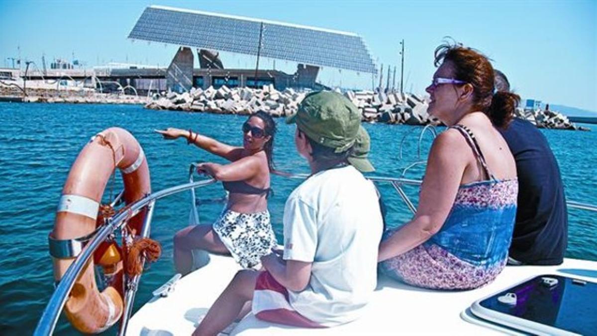 Una familia disfruta de un paseo en barco, ayer.