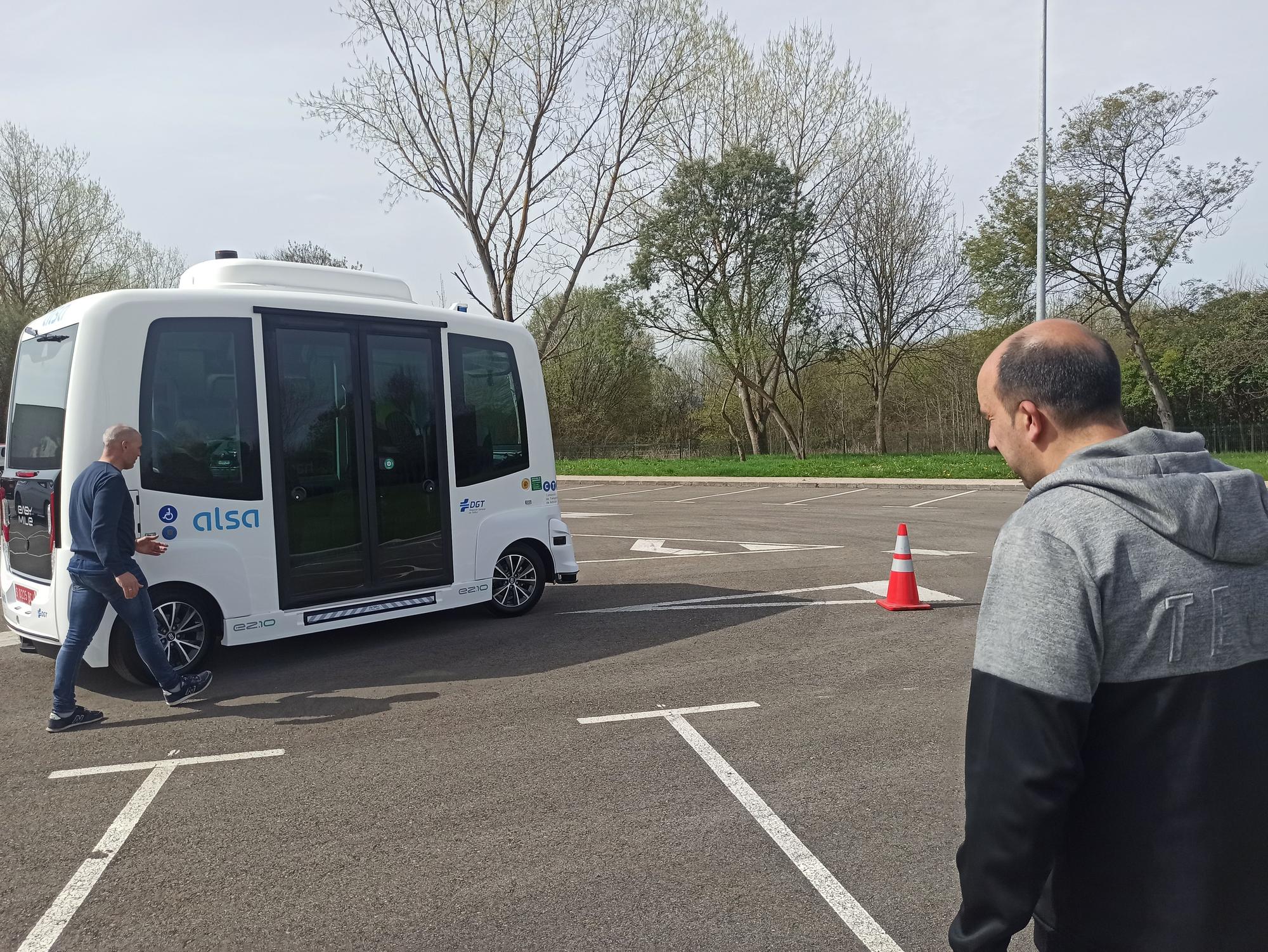 Así son las prácticas del bus autónomo en el Parque Tecnológico de Asturias, en Llanera