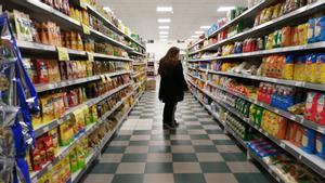 Una mujer compra en el supermercado en Buenos Aires (Argentina).