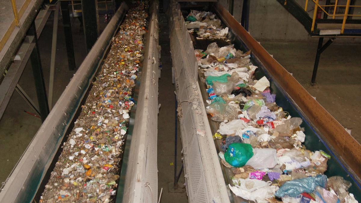 Cinta de separación de residuos del Complejo Ambiental Costa del Sol