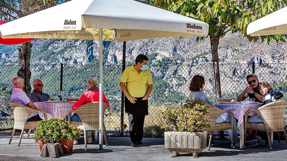 A waiter serves the tables in a restaurant in Benimantell last Sunday. A waiter serves the tables in a restaurant in Benimantell last Sunday.