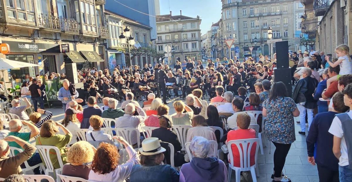 Vaamonde dirigió la orquesta 
de instrumentos populares en 
la Praza da Farola.   | // CEDIDA