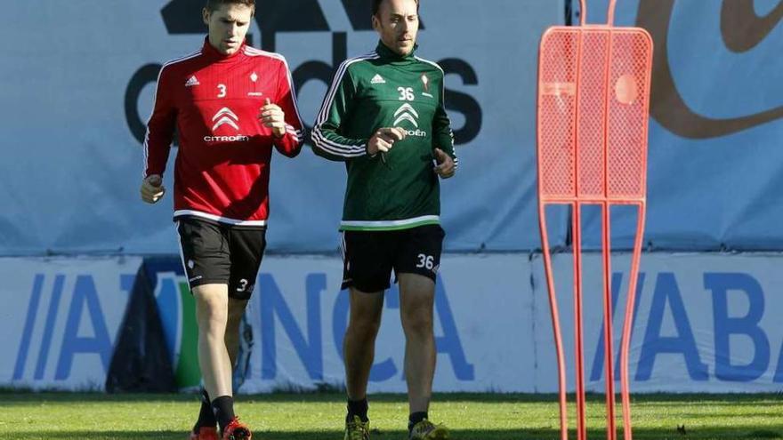 Andreu Fontás, con el recuperador Pedro Docampo, durante un reciente entrenamiento. // Ricardo Grobas