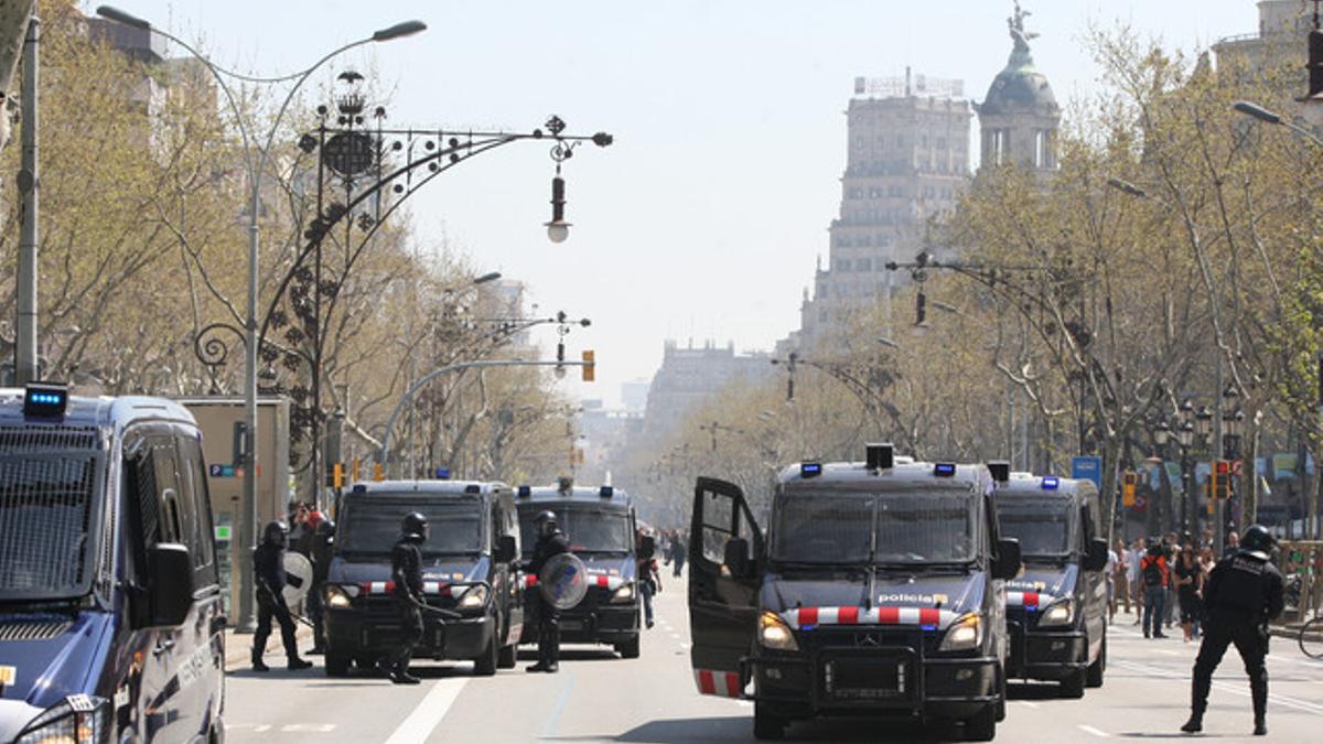 Los Mossos d'Esquadra, en el paseo de Gracia, durante la huelga general del pasado 29 de marzo.