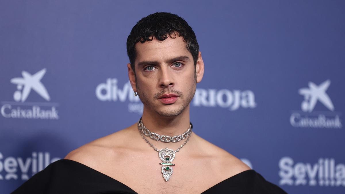 El actor Eduardo Casanova posa en la alfombra roja previa a la gala de la 37 edición de los Premios Goya, en el Palacio de Congresos y Exposiciones FIBES, a 11 de febrero de 2023, en Sevilla, Andalucía (España).