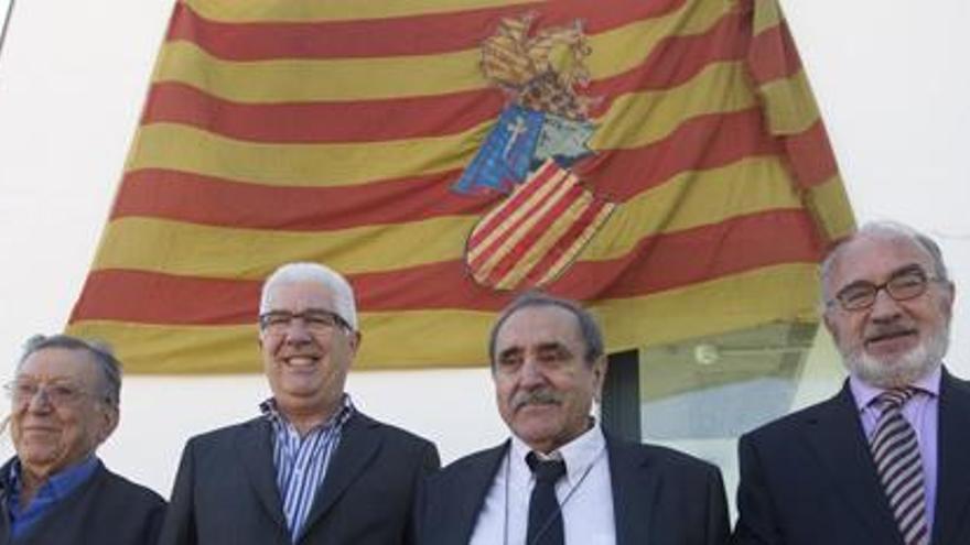 Bandera cedida a la Institució Joan Fuster, ayer, en el Centre Octubre.
