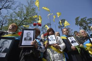 Acto en memoria de la catástrofe nuclear de Chernóbil, donde varias mujeres viudas sostienen retratos de sus maridos.