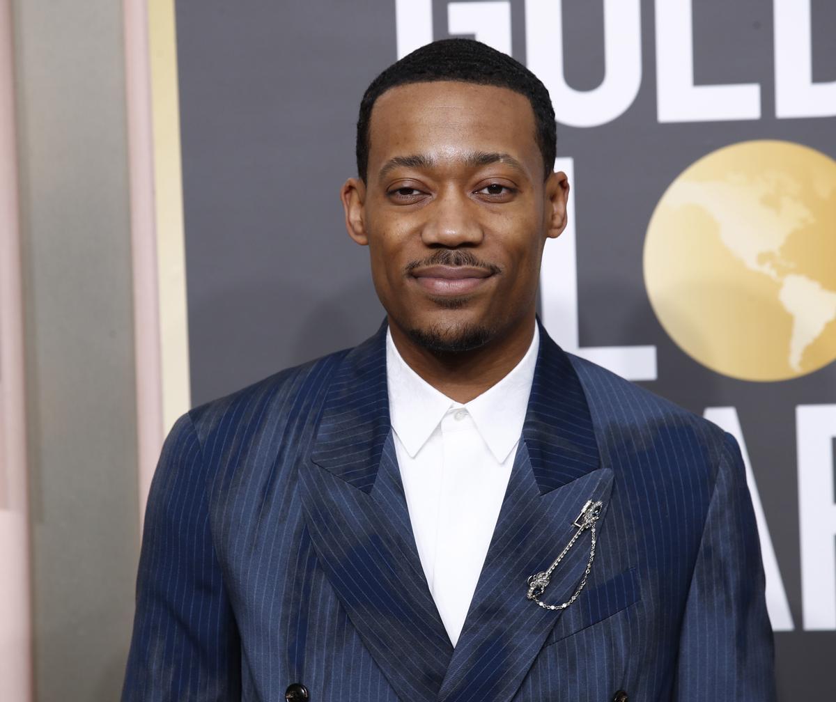 Beverly Hills (United States), 10/01/2023.- Tyler James Williams arrives for the 80th annual Golden Globe Awards ceremony at the Beverly Hilton Hotel, in Beverly Hills, California, USA, 10 January 2023. Artists in various film and television categories are awarded Golden Globes by the Hollywood Foreign Press Association. (Estados Unidos) EFE/EPA/CAROLINE BREHMAN