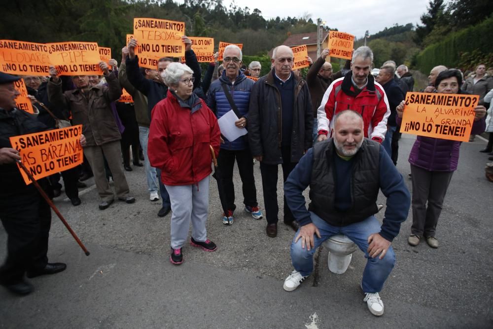 Protesta en Castrillón por el saneamiento.