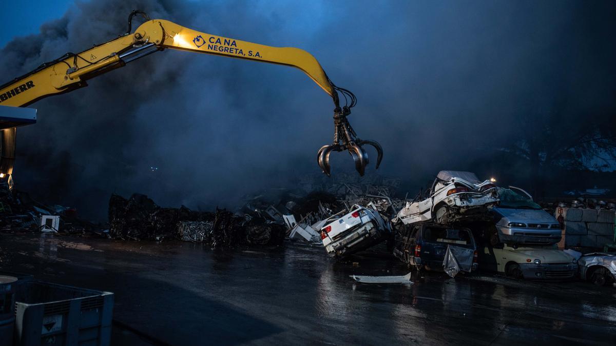 Declarado un fuego en el desguace de Ca Na Negreta