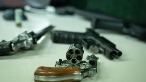 Vista de varias armas con motivo de la presentación de nuevos equipos tecnológicos de la policía científica de los Mossos.