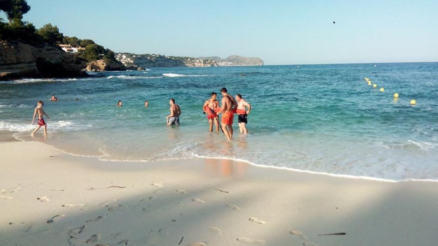 Rescatan a dos bañistas húngaros en la playa de la Fustera de Benissa