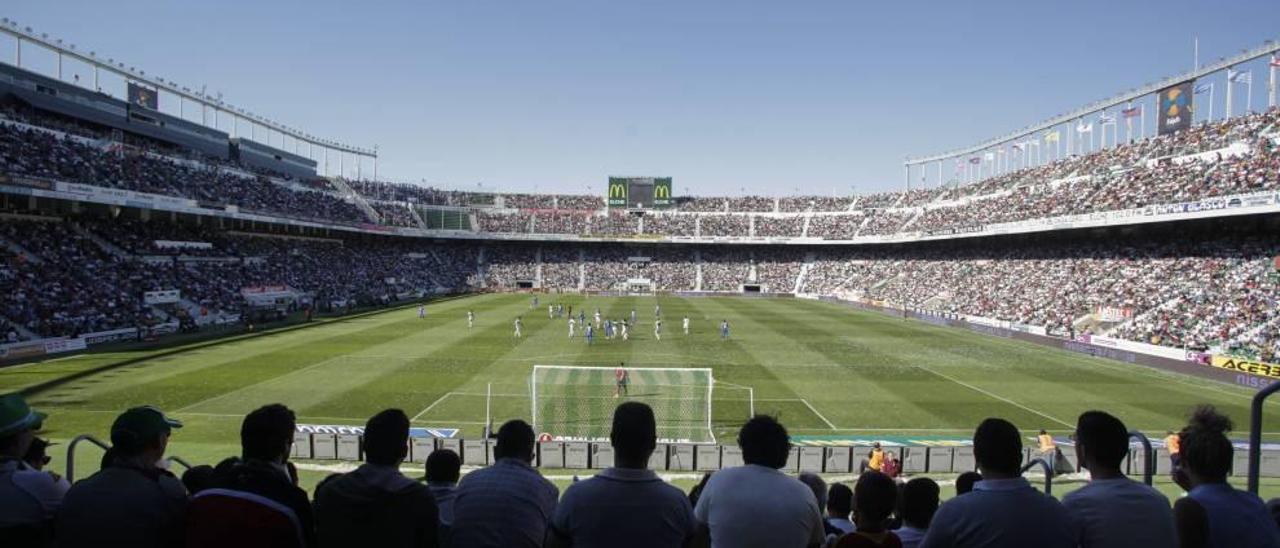 El estadio Martínez Valero, prácticamente lleno, en el partido que enfrentó al Elche con el Getafe.