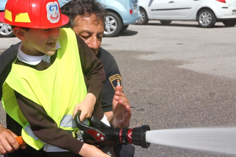 Visita de las teresianas a los bomberos