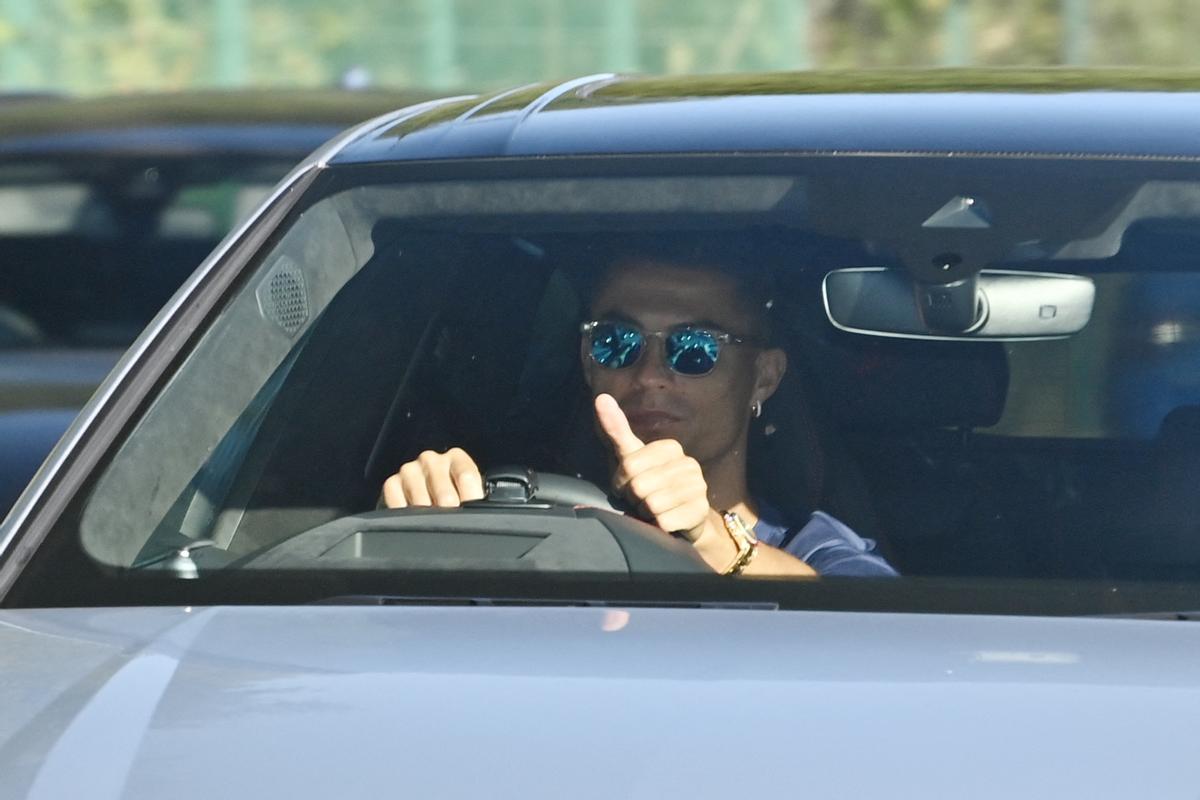 Cristiano llega con su coche a Carrington, sede de la ciudad deportiva del United.