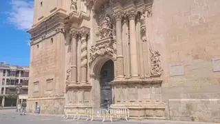 La caída de cascotes obliga a acordonar la Puerta Mayor de la basílica de Santa María
