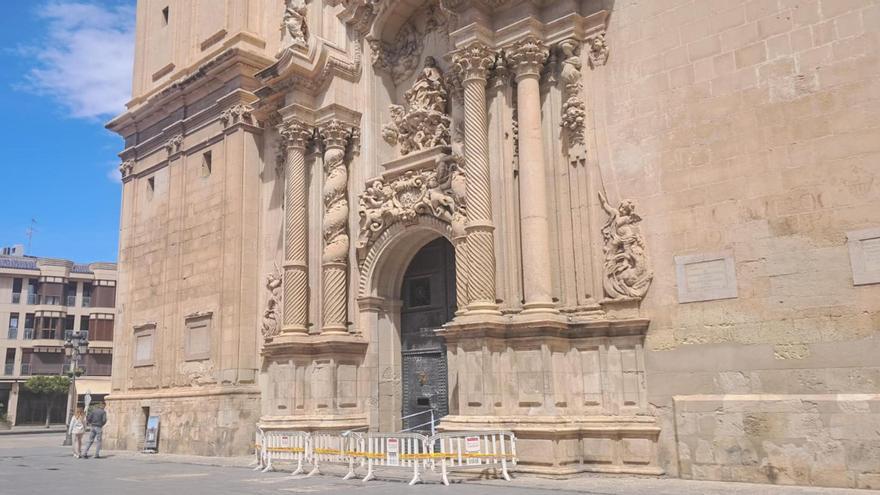 La Puerta Mayor de Santa María acordonada, a primeras horas de la tarde de este miércoles.