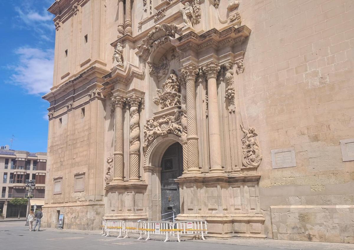 La Puerta Mayor de Santa María acordonada, a primeras horas de la tarde de este miércoles.