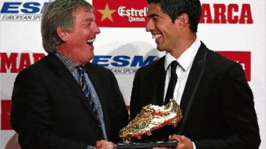 Luis Suárez rep la Bota d&#039;Or i avisa que està punt per jugar al Bernabéu