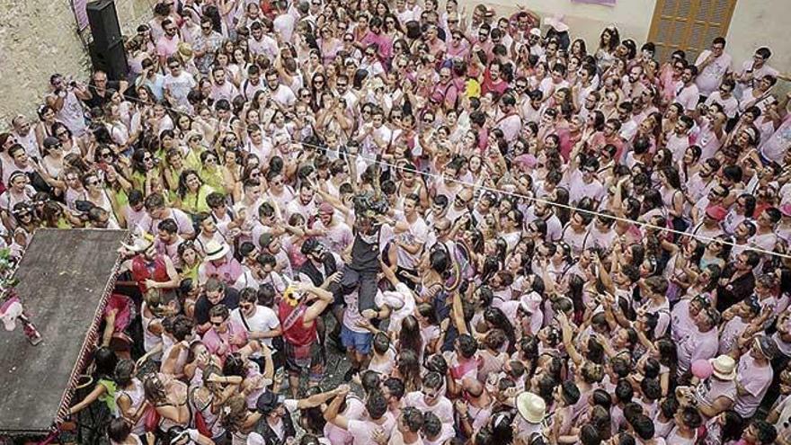 Las grandes aglomeraciones festivas del verano como el Much de Sineu, impensables en la nueva normalidad.