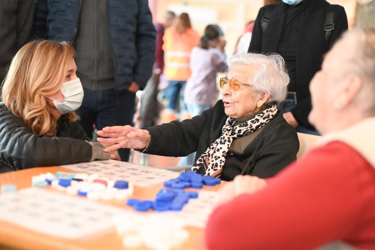 Pilar Alegría ha visitado la residencia La Solana, en Aínsa.