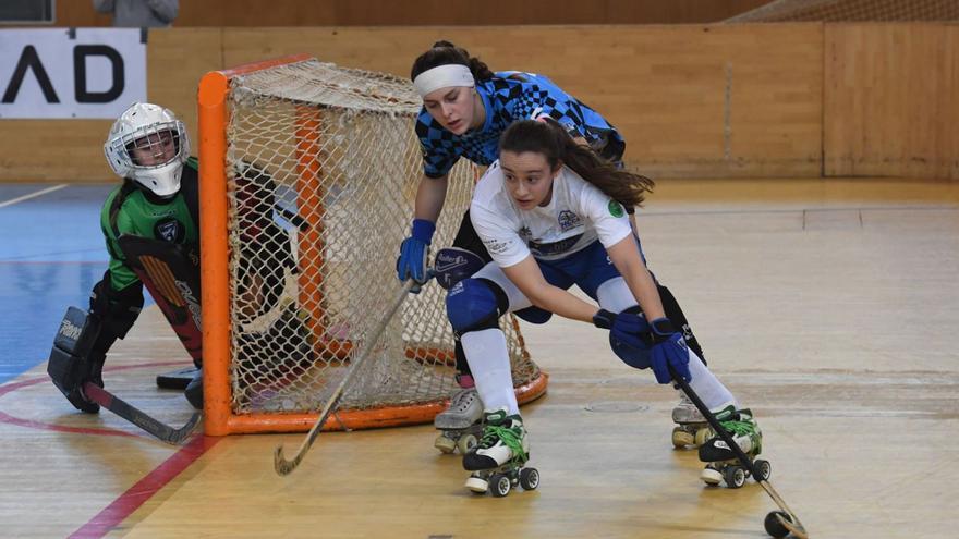 Alba Garrote mueve la bola en un partido del HC Coruña. |  // CARLOS PARDELLAS