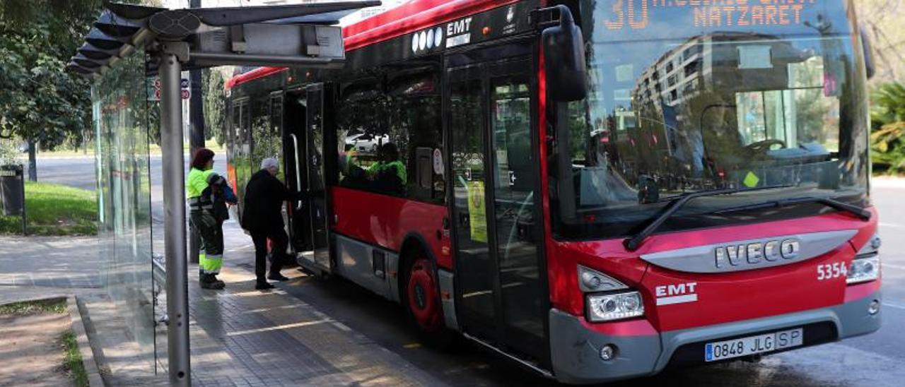 El autobús de la línea 30 de la EMT recoge a dos pasajeros. | M.A.MONTESINOS