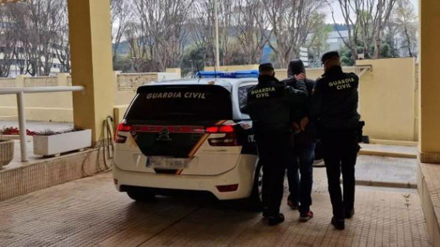 Dos detenidos por cinco estafas en la construcción de piscinas en Chiva