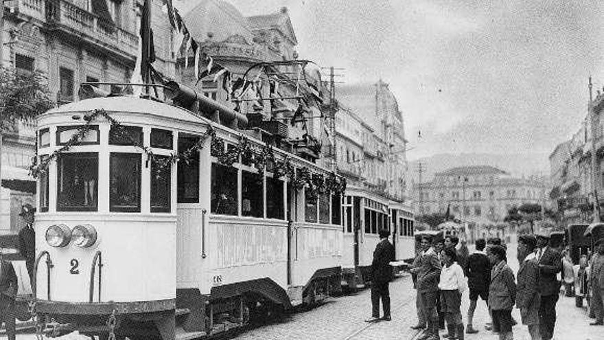 Arriba, salida inaugural del tranvía. Abajo, estado actual de la estación de Canido. // FdV