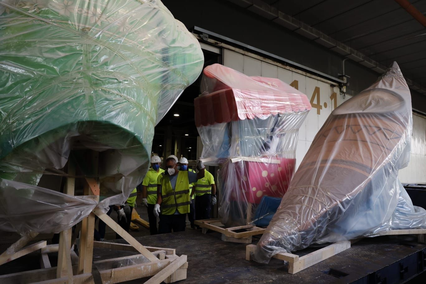 La primera falla sale de Feria València camino de la "plantà"