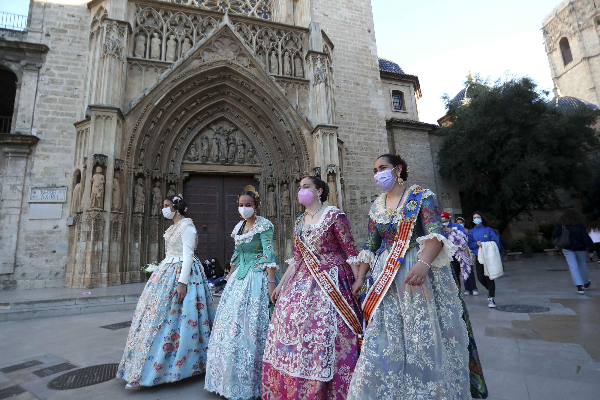 Flores de los falleros a la Virgen en el primer día de la "no ofrenda"