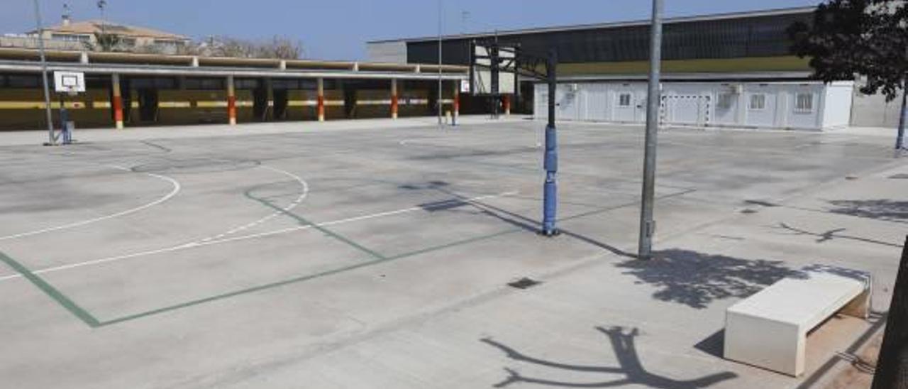 Vista del colegio Les Palmeres de Canet d&#039; En Berenguer, con los barracones.