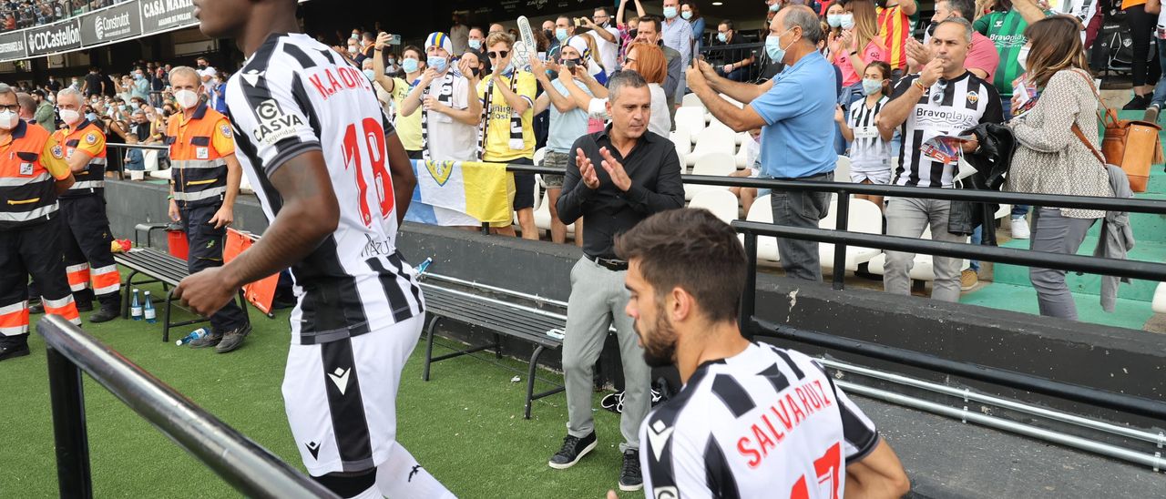 Los jugadores del Castellón, Kone y Salva Ruiz, son aplaudidos por la afición albinegra en uno de los partidos disputados en Castalia esta temporada.