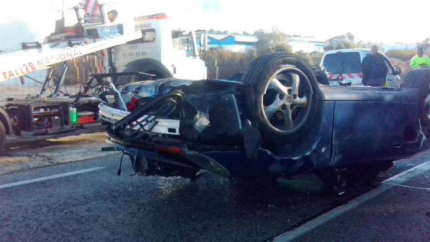 Dos hermanos resultan heridos en un aparatoso accidente en la carretera de Pedreguer a Gata