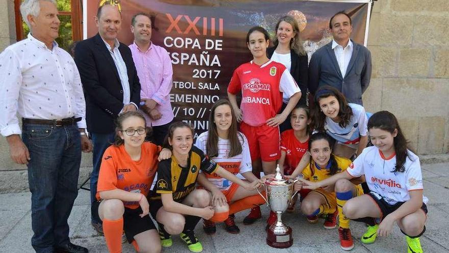 Un momento de la presentación de la Copa de la Reina a las puertas del Concello. // Gustavo Santos