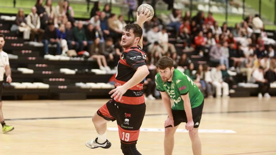 Román lanza un penalti el sábado durante el partido conta el Calvo Xiria.