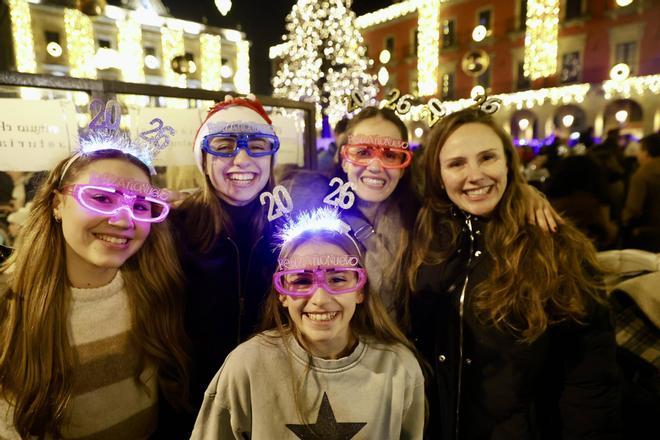 Las “pequecampanadas” llenan la Plaza Mayor de Gijón y conquistan a las familias: “Vamos a cambiar las de los mayores por las de los peques”