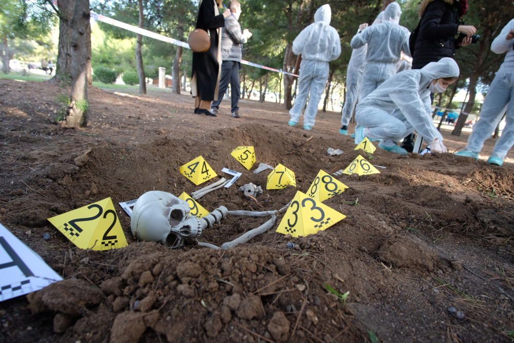 Los alumnos de Criminología de la Universidad de Alicante recrean escenas de asesinatos