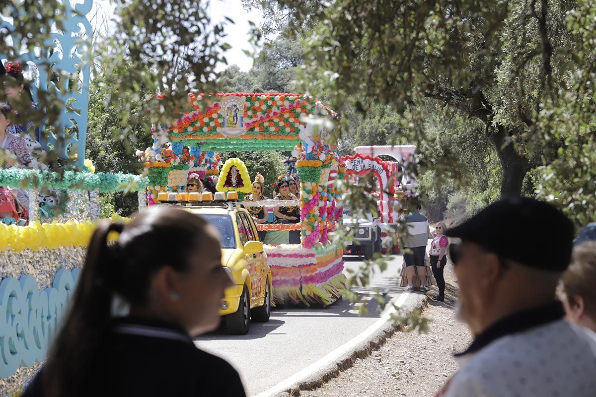 Color y alegría camino del santuario: imágenes de la romería de la Virgen de Linares