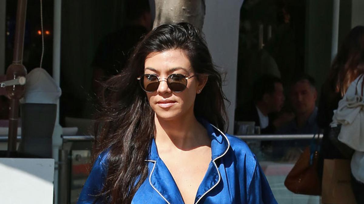 Kourtney Kardashian con look con pijama bordado de Kourtney Kardashian