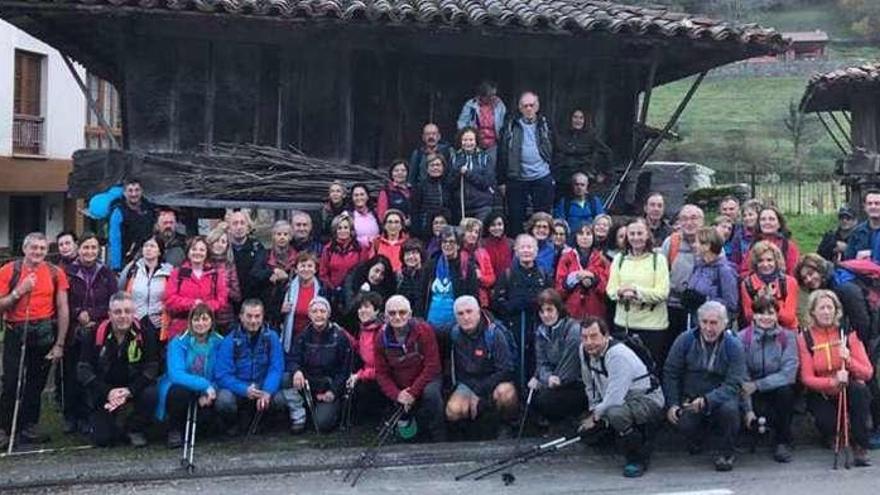 Los Amigos del Camino cubren la etapa entre Espinaréu y Villamayor