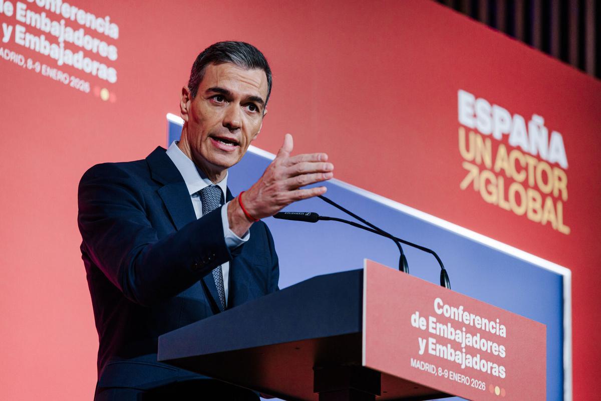 El presidente del Gobierno, Pedro Sánchez, durante la Conferencia de Embajadores y Embajadoras de España acreditados en el exterior, en el Ministerio de Asuntos Exteriores, Unión Europea y Cooperación, a 8 de enero de 2026, en Madrid (España). La Conferencia, que tiene como lema ‘España un actor global’, ha dado cita a la mayoría de los 130 embajadores españoles acreditados en todo el mundo para analizar el actual panorama internacional. 08 ENERO 2026 Carlos Luján / Europa Press 08/01/2026. Pedro Sánchez;Carlos Luján;category_code_new