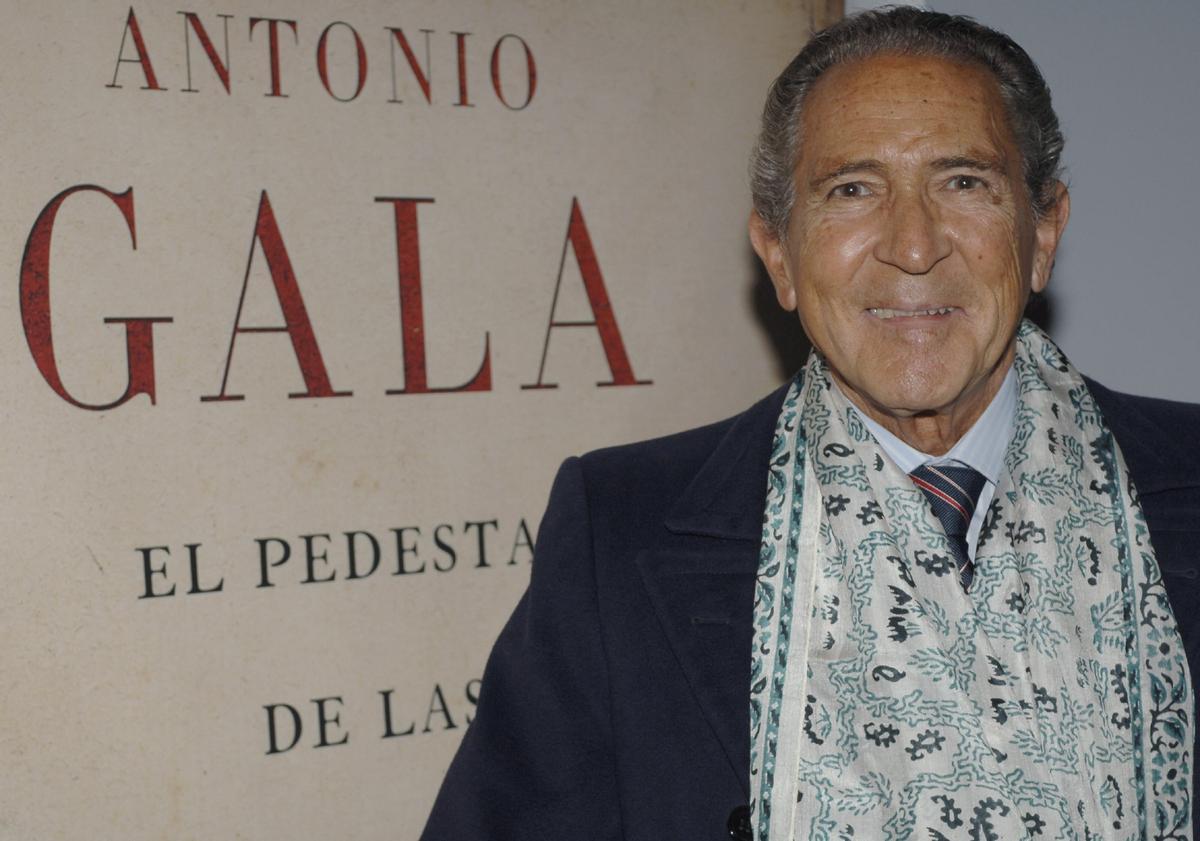 Antonio Gala posa durante la presentación de El pedestal de las estatuas, en un acto en la Biblioteca Nacional, en Madrid, en marzo del 2007.