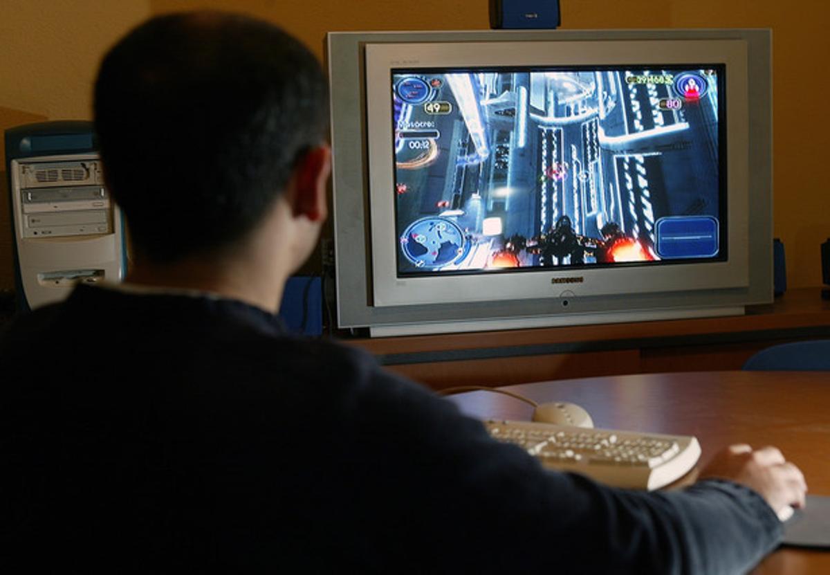 Un noi juga a un videojoc. Un noi juga a un videojoc.