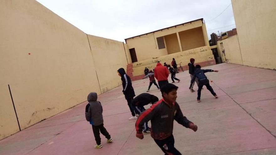 Un grupo de niños practica pelota en Bolivia.