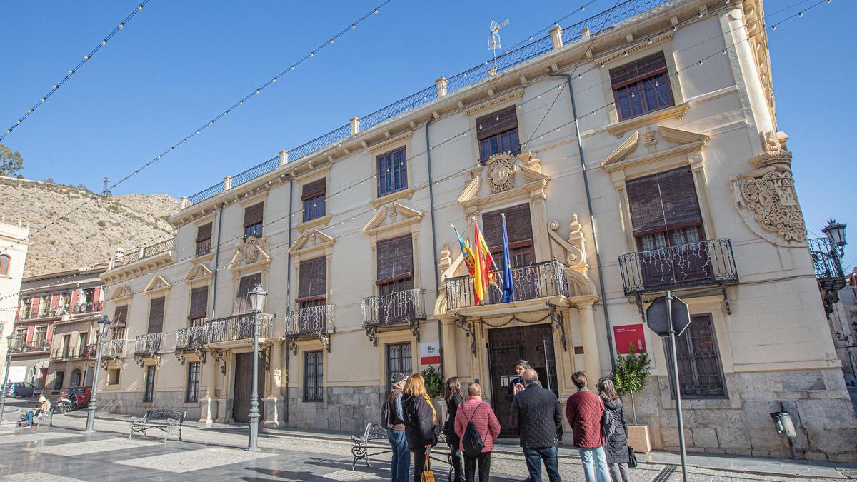 Una de las visitas guiadas al Palacio Marqués de Rafal en diciembre de 2022, que cuestiona el actual Consell por carecer de licencia y accesibilidad.